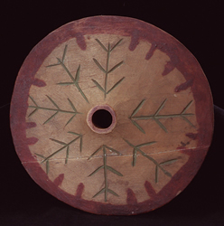 La laine était filée à l’aide de fuseaux. Ces derniers étaient parfois décorés de motifs peints ou sculptés qui avaient une signification personnelle pour les tisseuses. Cet exemple de fuseau salish de la Côte date de la première moitié du XXème siècle. Il est fait de bois d’érable.
