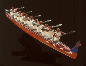 Cette maquette d’une pirogue de course fut réalisée par Thomas Paul des Premières Nations tsarlip durant la première moitié du XXème   siècle. Les Tsarlips, habitants de la péninsule Saanich près de Victoria, participaient aux régates de la Gorge. 
