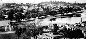 Le parc Thunderbird est maintenant situé dans la zone boisée se trouvant de l’autre côté de la baie James au centre de cette photo datant de 1880. 