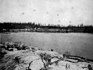 Edward Dossetter photographia la Réserve d'Esquimalt en 1881. Les deux maisons longues cérémonielles furent construites dans le style européen dans les années 1870.