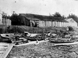 Cette photo de la Réserve d'Esquimalt prise aux environs de 1910 montre un gros plan des maisons longues de style européen construites dans les années 1870. 