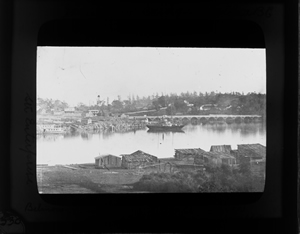 Dans cette vue de l'Ancienne Réserve songhees prise dans les année 1870, le site du parc Thunderbird se trouve en haut à droite, au-dessus du pont de la Baie James. Cette dernière fut comblée par la suite; à l'ancien emplacement du pont se trouve maintenant la rue Government, en face de l'hôtel Empress.