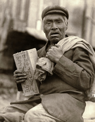 Un homme non-identifié photographié dans l'Ancienne Réserve songhees entre 1910 et 1911.