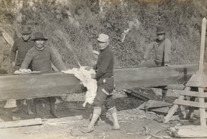 Des visiteurs de Chemainus peaufinent leur pirogue en préparation d’une course des Premières Nations au début des années 1900. De gauche à droite se trouvent Freddie Joe, Jack Norris, David Jack et Louie Norris. 