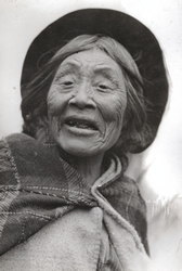 Une femme non-identifiée photographiée dans l'Ancienne Réserve songhees près du Pont de la rue Johnson.