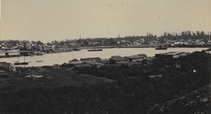 Le terrain sur lequel se trouve maintenant le parc Thunderbird est situé au centre à l’arrière-plan de cette photo de l’Ancienne Réserve songhees, prise en 1860. Elle fait partie d’une vue panoramique photographiée par Arthur Vipond.