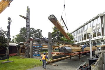 Enlèvement des poutres maîtresses à l'aide d'une grue