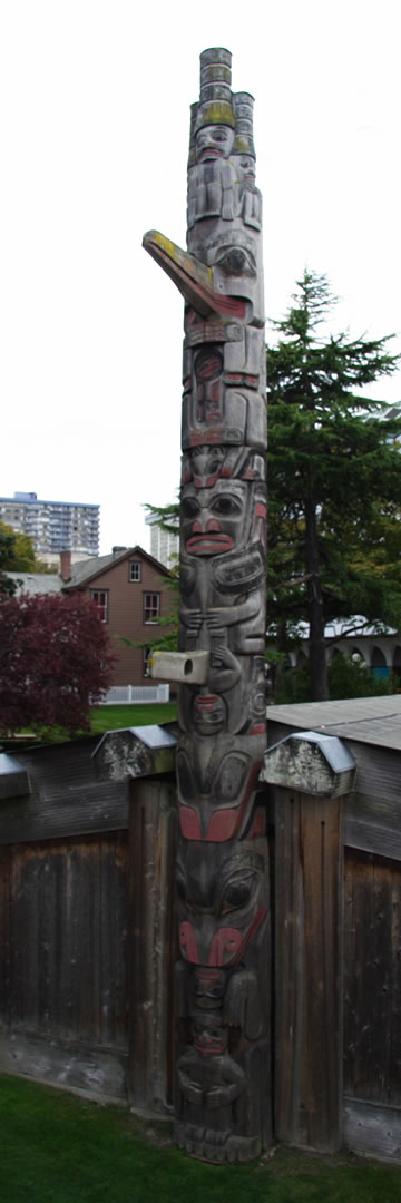 Mât totémique haida, 1984