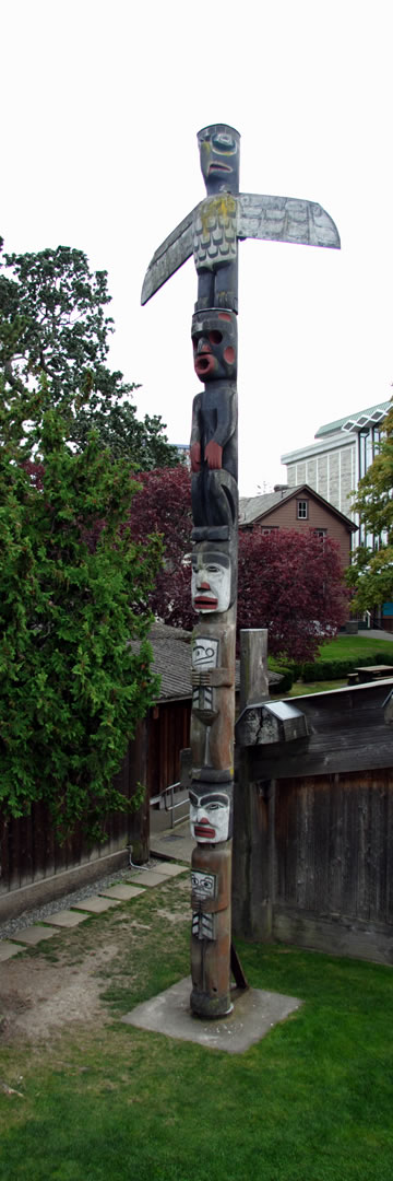 Mât totémique kwakwaka’wakw, aux environs de 1981