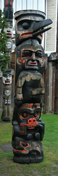 Mât totémique kwakwaka’wakw, 1954