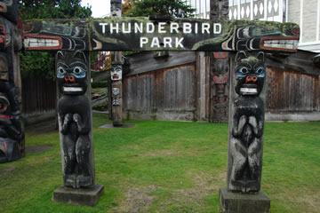 Portique affichant le nom du parc Thunderbird