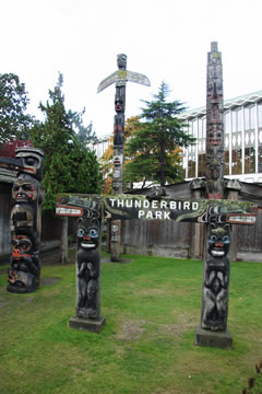 Portique affichant le nom du parc Thunderbird