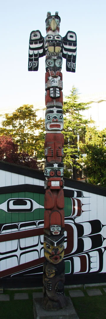 Mât emblématique kwakwaka’wakw, 1953