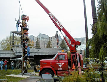 Élévation d’un mât totémique d’hommage (octobre 1999). 