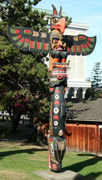 Mât de hommage kwakwaka’wakw