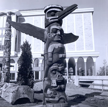 Kwakwaka’wakw Pole with museum in the background