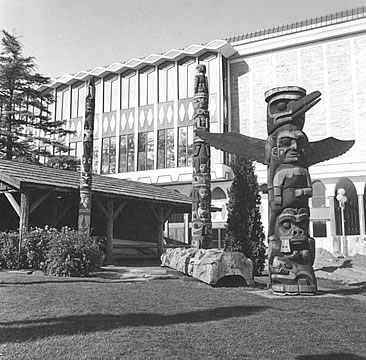 Kwakwaka’wakw Pole with the museum in the background