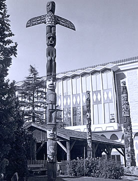 Kwakwaka’wakw Pole with the museum in the background