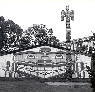 Kwakwaka’wakw Heraldic Pole and Wawadi?ł