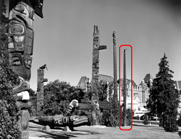 Gitxsan Pole circled in red with other poles in Thunderbird Park